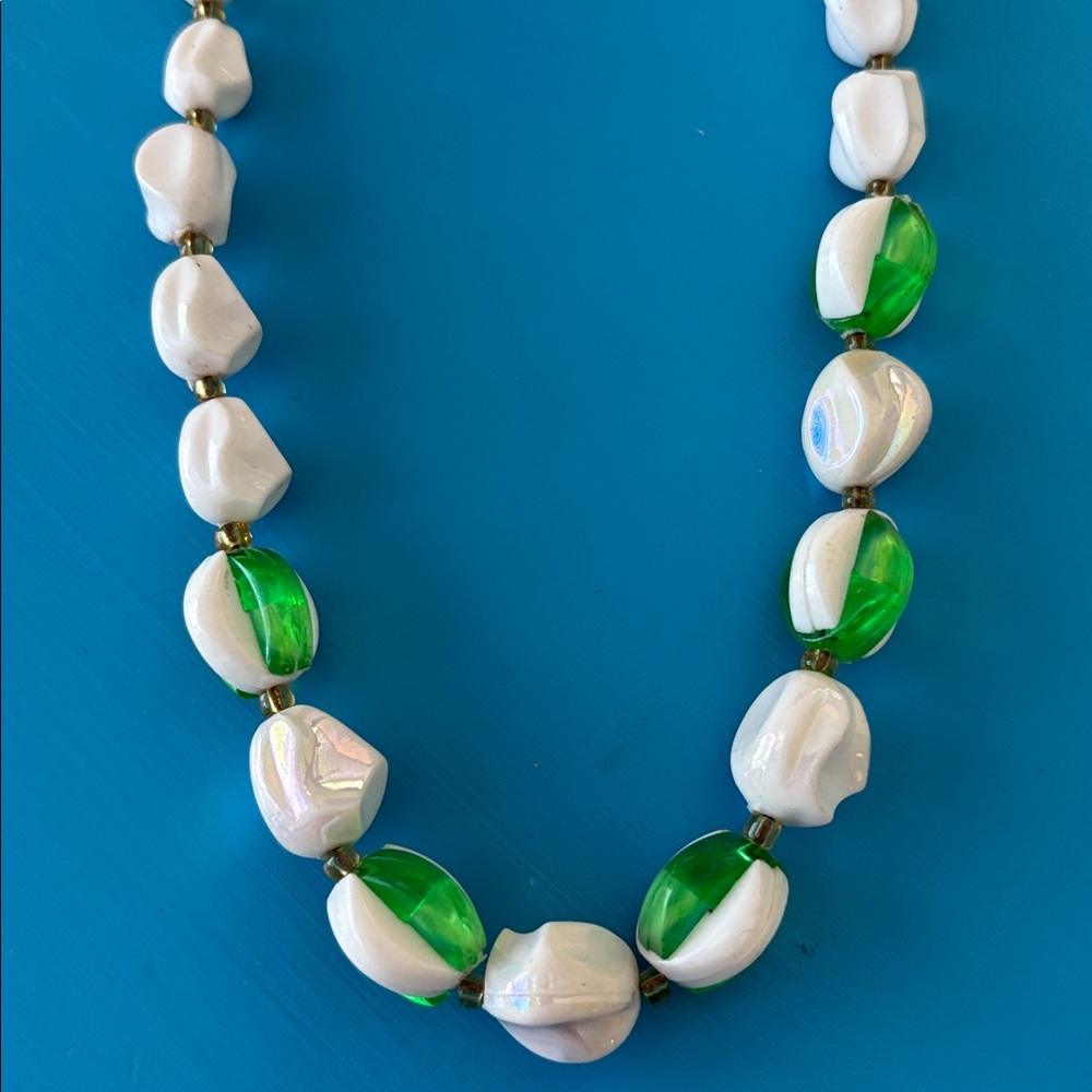 Vintage retro mid-century 80s Green & White Lucite Bead Statement Necklace 26" - Picture 2 of 9